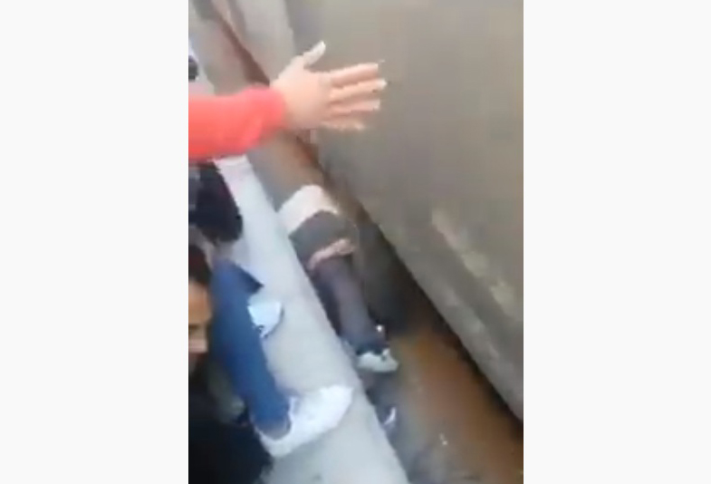 بالفيديو .. أب يلقي بنفسه على قضبان القطر لحماية ابنته