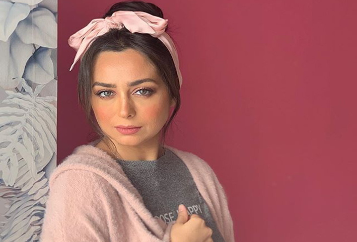 شاهد .. هبه مجدي كالأميرات بالأحمر وسط ضابطات الشرطة