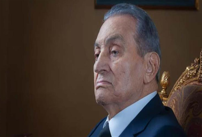 شاهد .. مبارك بعد خضوعه لعملية جراحية .. وقبلة حفيده له