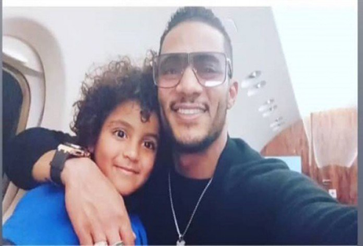 شاهد .. سيلفي محمد رمضان ونجلة داخل الطائرة