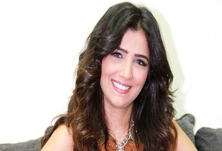 شاهد .. إطلالة مي عمر فى البيت