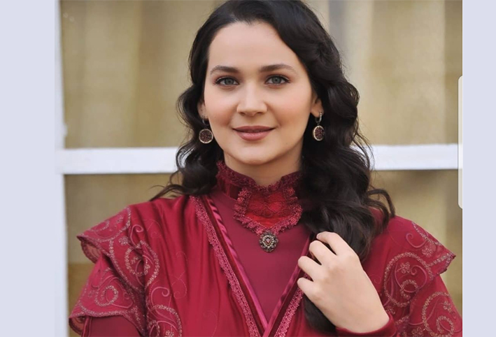 فنانة شهيرة تسجن معجبا .. لهذا السبب؟