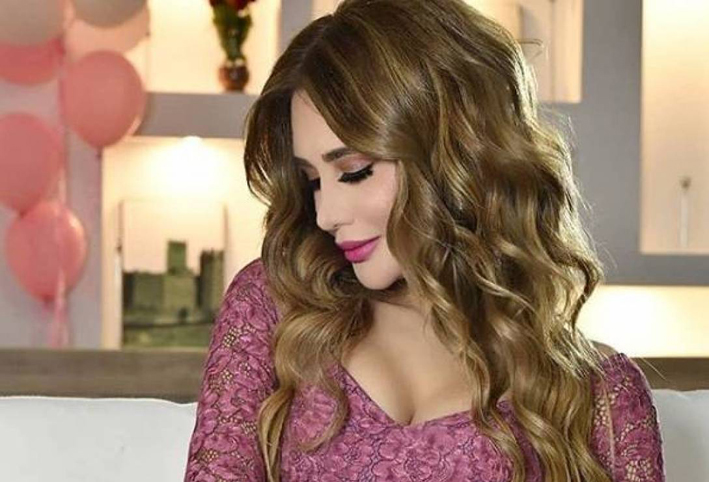 شاهد .. زوجة رامي عياش بفستان جلد قصير وهذه نصيحتها للوقاية من كورونا؟