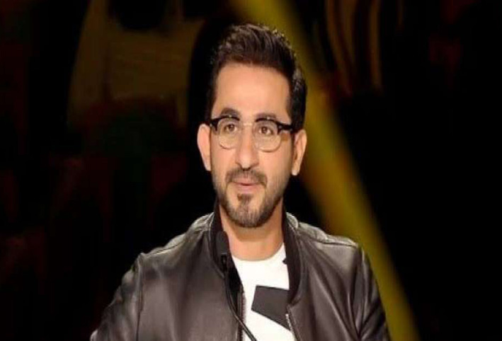 شاهد .. أحمد حلمي بالبيجامه يوضح مزايا البقاء في المنزل