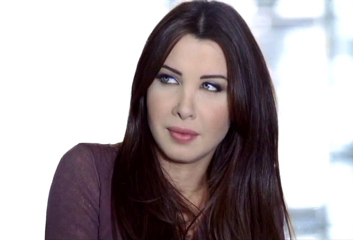 شاهد ..  نانسي عجرم تتألق بالكاجول فى المنزل