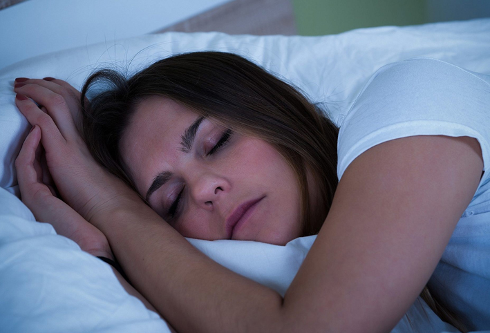 هل يؤثر الإفراط فى متابعة أخبار فيروس كورونا على نومك؟