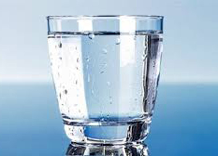 فوائد تناول الماء في تقليل الإصابة بـ فيروس الكورونا .. تعرفي عليها