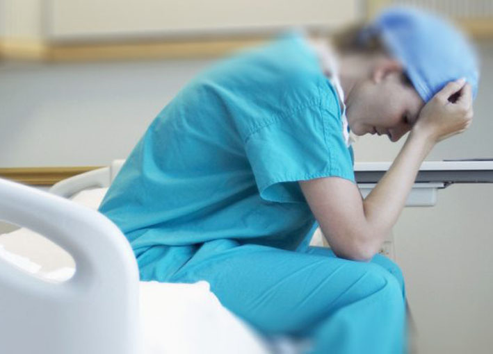   ممرضة تنهار بسبب فيروس كورونا: تعبت من رؤية الجثث يوميا