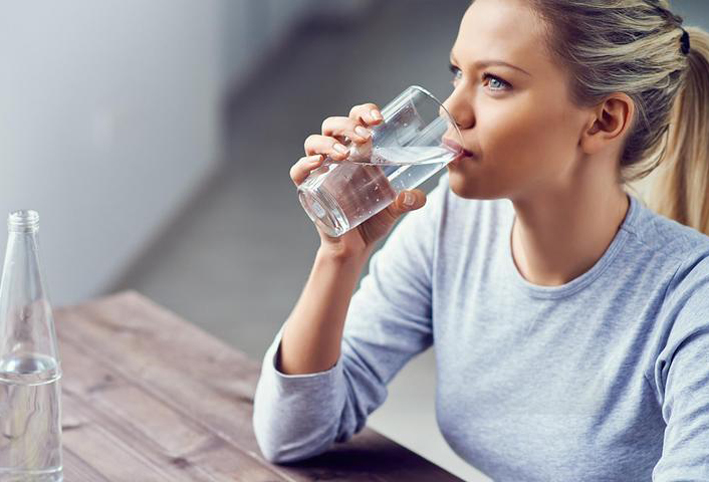ماذا يحدث للجسم عند شرب كوب واحد من الماء يوميا؟