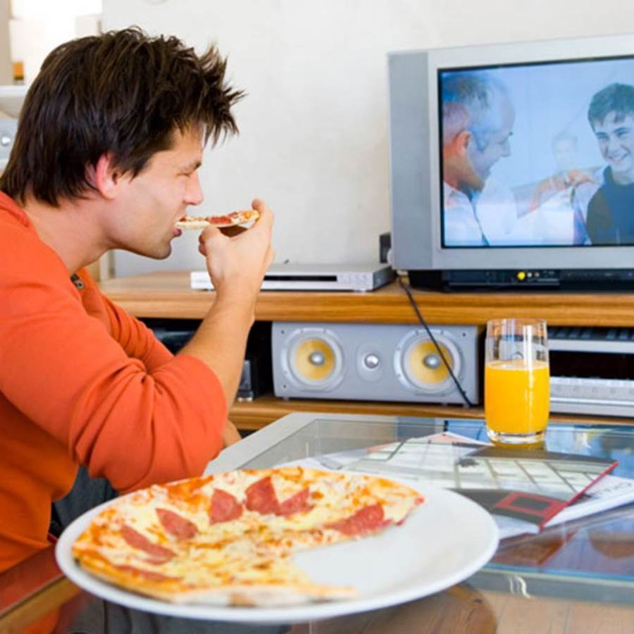  إحذر .. تناول الطعام أمام التلفزيون في رمضان