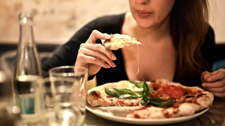 لماذا يجب تجنب تناول البيتزا في شهر رمضان؟