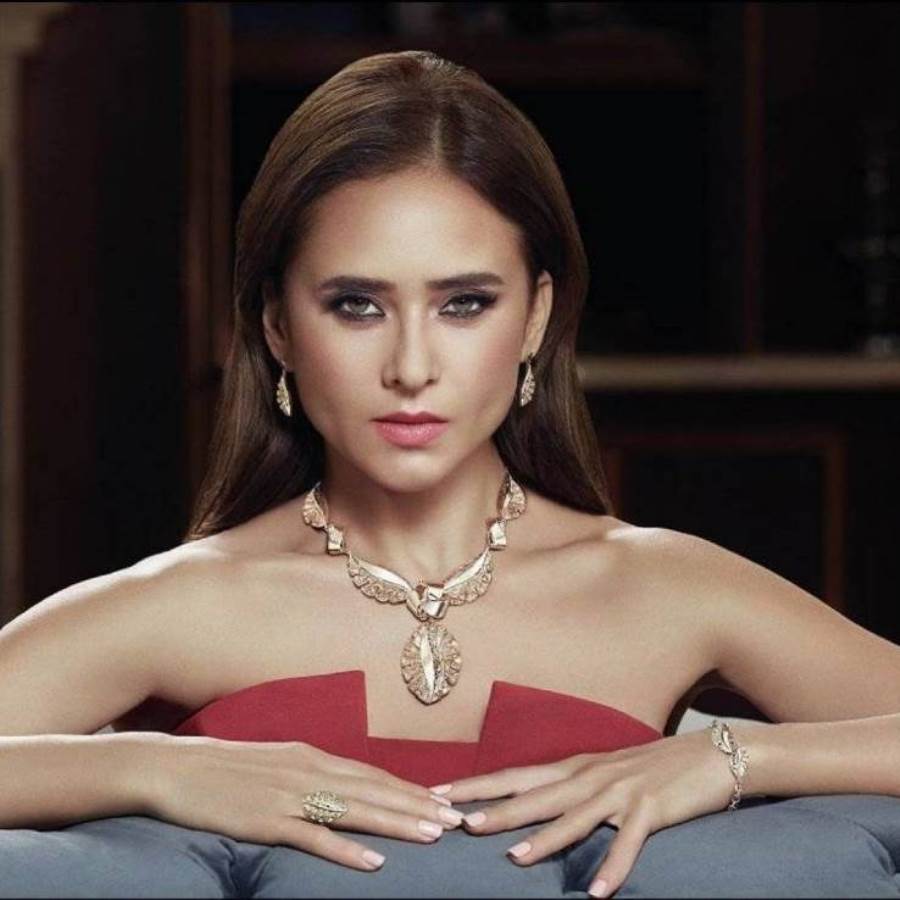 لماذا سخرت نيللي كريم من نفسها في "بـ 100 وش"؟