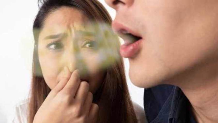  8 أسباب لـ رائحة الفم الكريهة