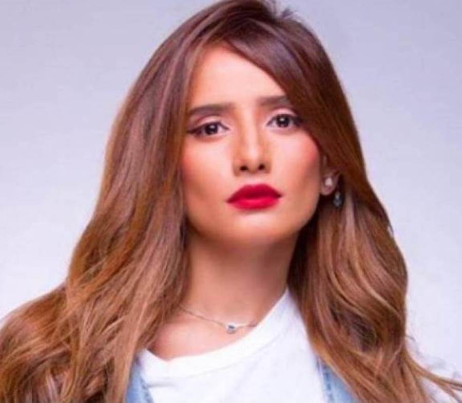 زينة تثير الجدل ببنطلون مقطع