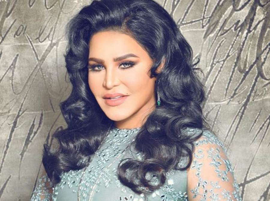 شاهد .. أحلام على البحر حافية القدمين بفستان أسود