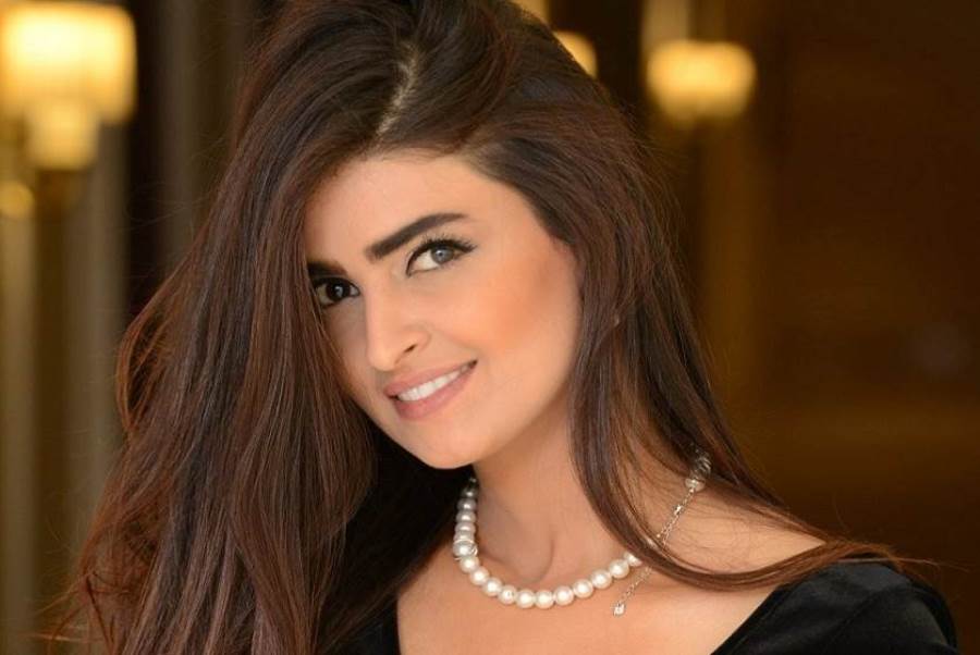 علا الفارس بإطلالة صيفية علي متن قارب فى البحر