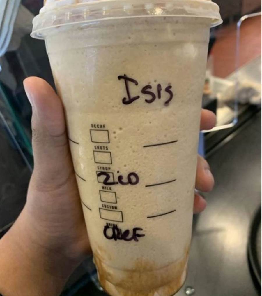 "ستاربكس" يقدم لأمريكية مسلمة فنجانا من القهوة مكتوب عليه "داعش"..!