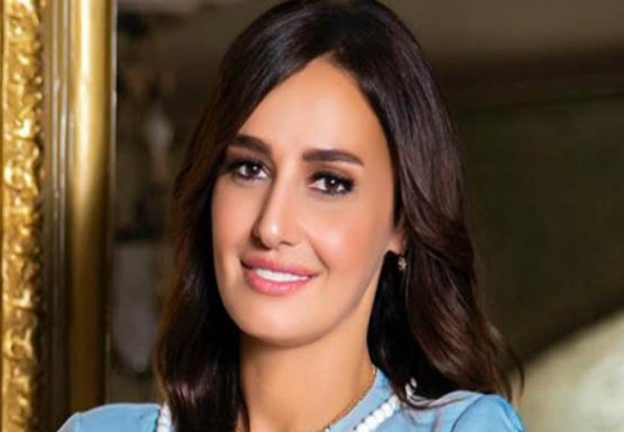 حلا شيحة تتألق ببنطلون جينز ممزق