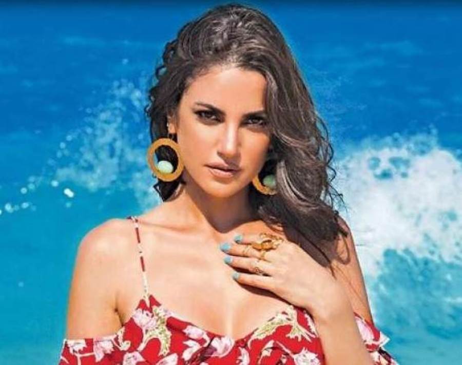 درة تتألق بفستان عالمي بتوقيع "Tommy Hilfiger"