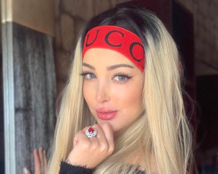 زوجة تامر حسني تتألق بإطلالة باللون الأبيض!