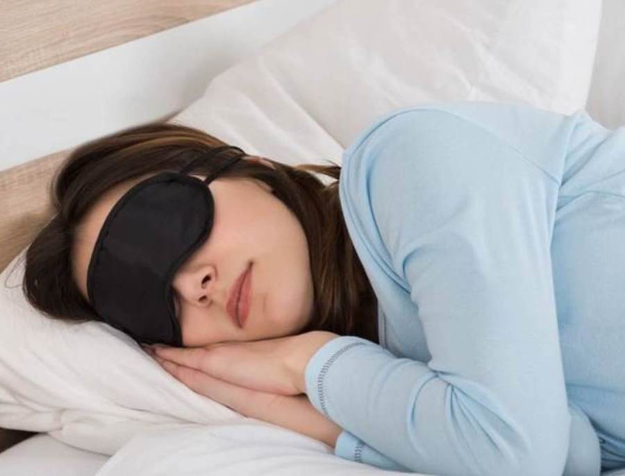 عادة يومية أثناء النوم تسبب تلف الأعصاب الشعاعية .. تجنبها!