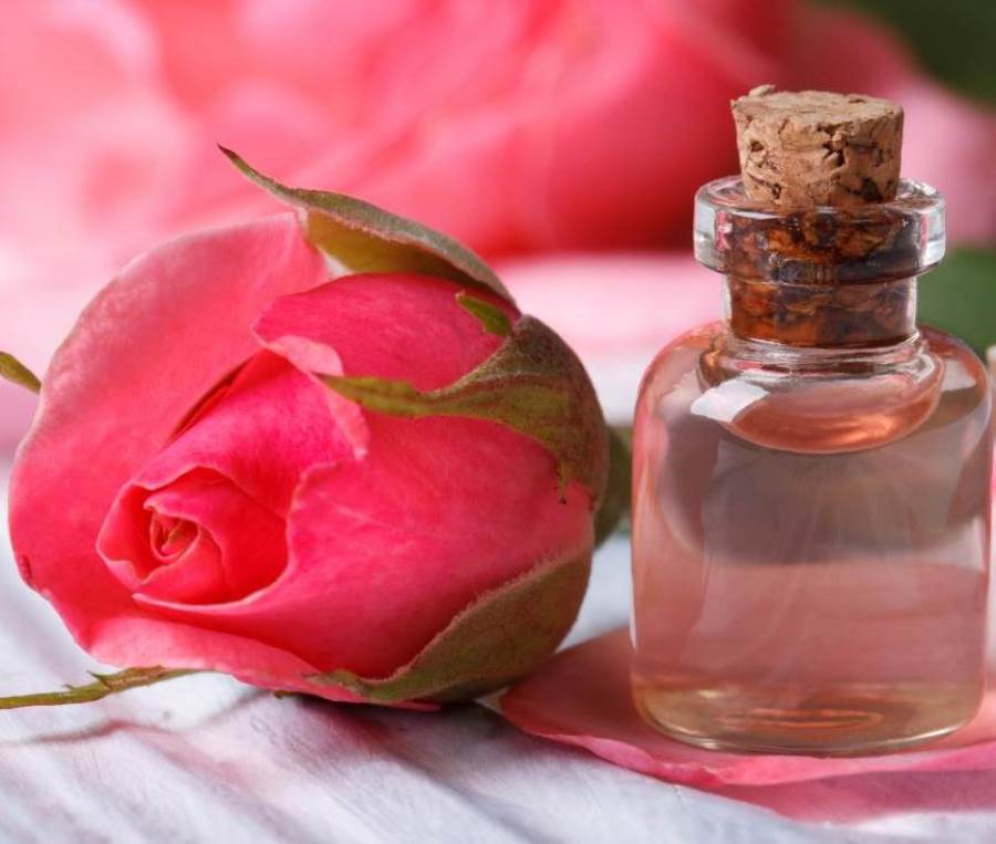 كيف تصنعين عطرك بنفسك من بتلات الزهور؟