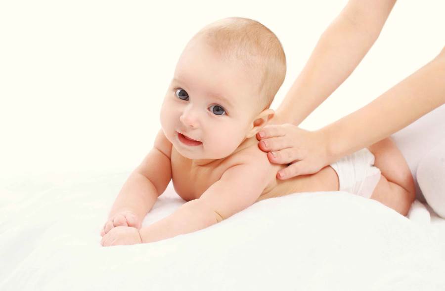التدليك علاج فعال للمشاكل الصحية عند الرضع