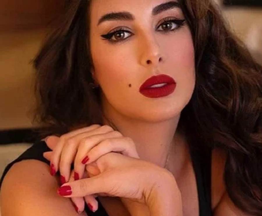 ياسمين صبري  في أحدث إطلالة لها بالستان لإبراز جاذبيتها..!