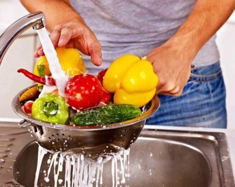 الطريقة الصحيحة لغسل وتطهير الخضراوات والفواكه