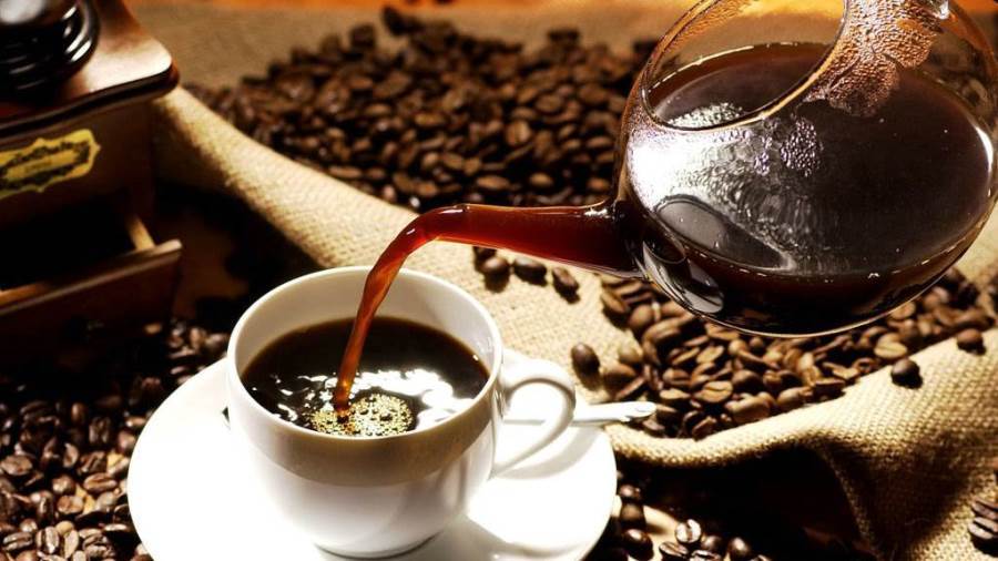 وضع كوب قهوة على الشعر