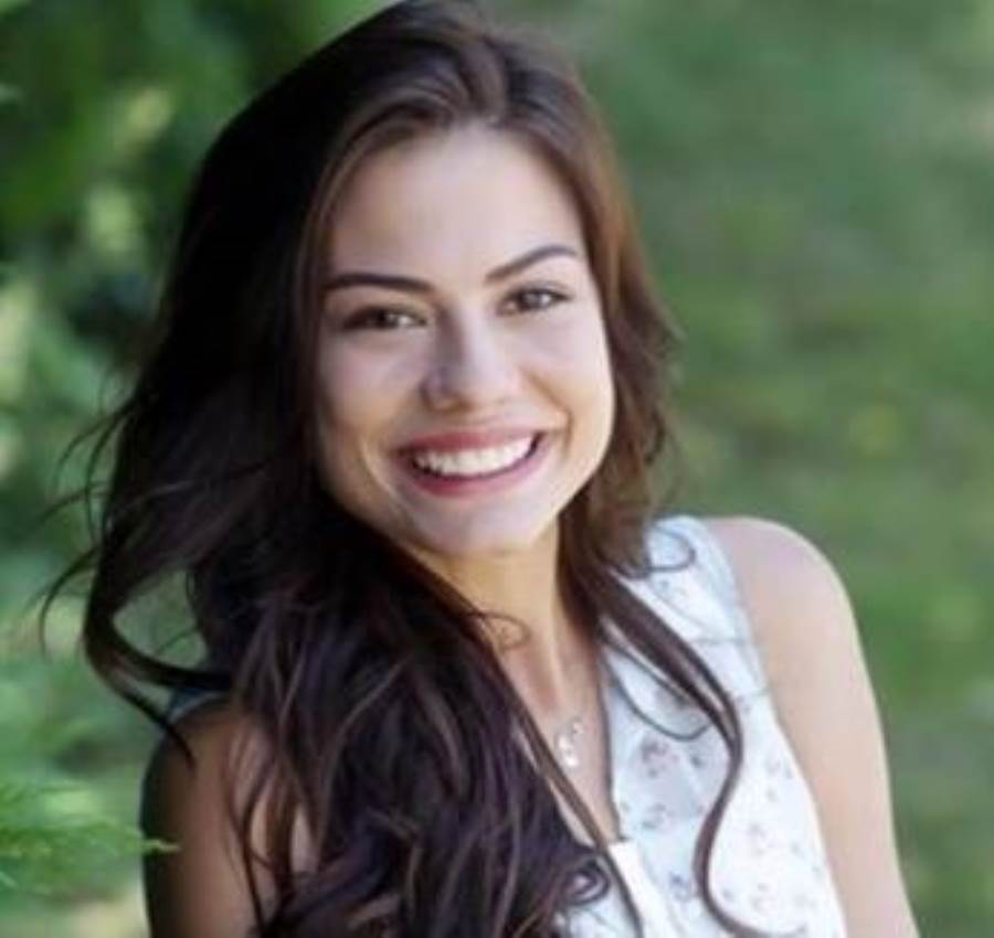 ديميت أوزديمير تتألق في صورة بالابيض والاسود على شاطئ البحر