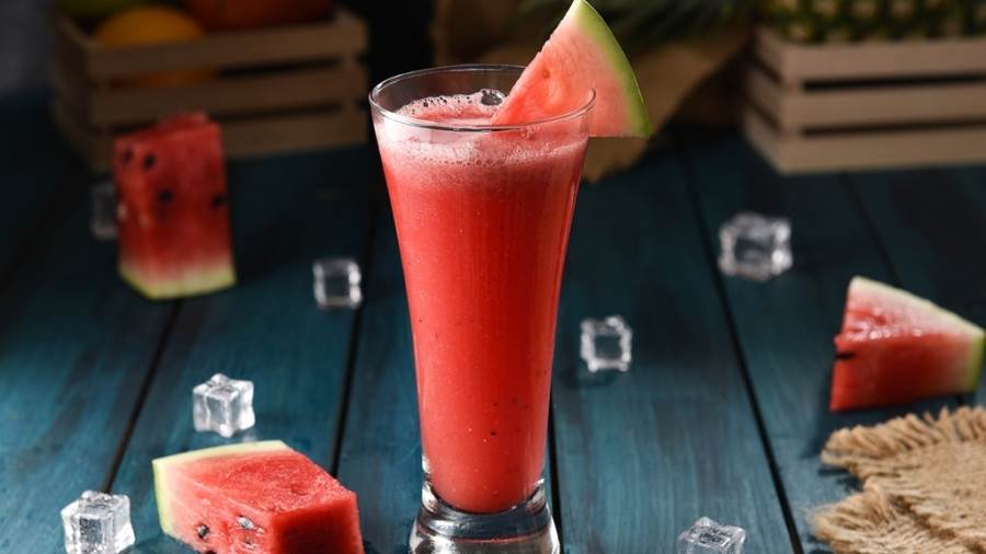 يحتوى عصير البطيخ على العديد من العناصر والفيتامينات التي تعمل على تحسين صحة العظام