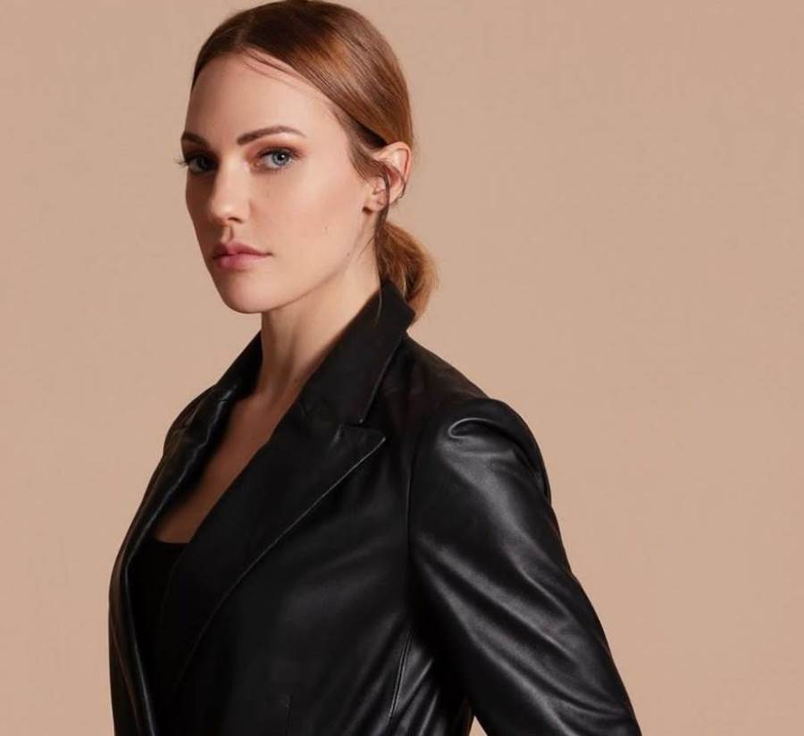 مريم أوزرلي تخطف الأنظار بإطلالة شتوية