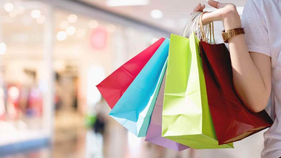 علامات تدل على أنك مدمنة على الشراء