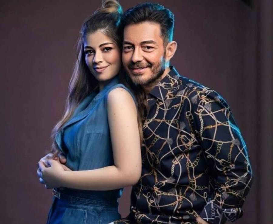 ابنة أحمد زاهر تستعرض رشاقتها بفستان سواريه