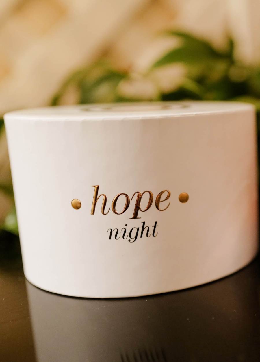 لامرأة تعيش وتحب بكل حواسها عطرها Hope Night Parfum