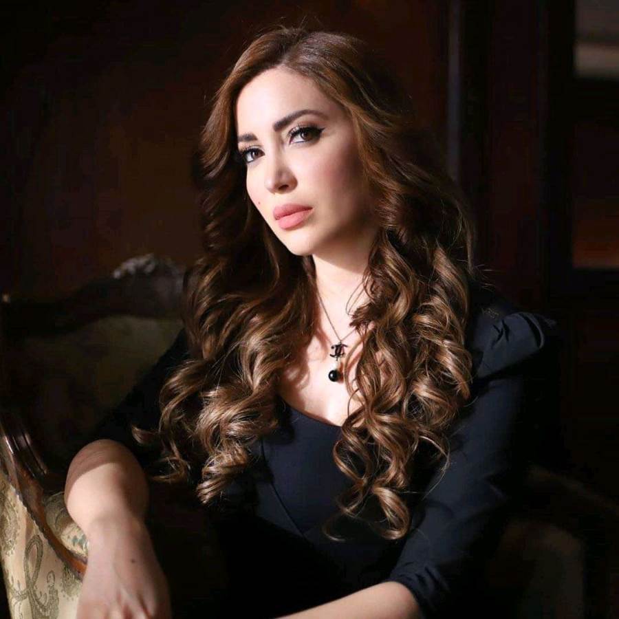 نسرين طافش تخطف الأنظار بفستان فوق الركبة بمهرجان الجونة
