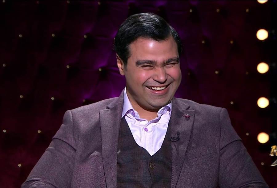 بالفيديو .. إسلام إبراهيم يزف عروسين في الجونة