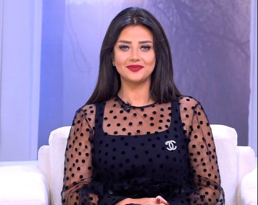 رضوى الشربيني تستعرض جمالها وأنوثتها بهذه الاطلالة!