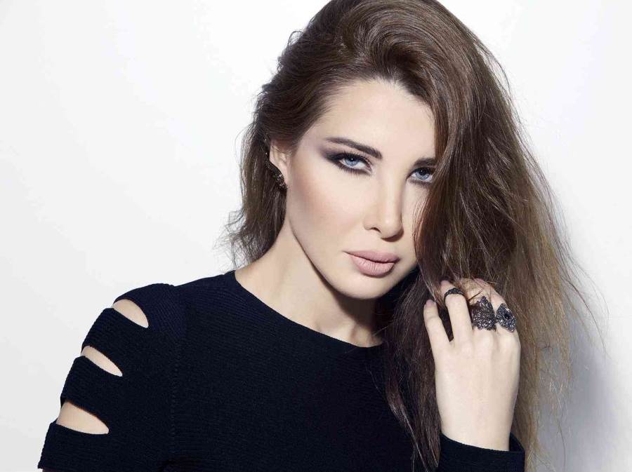 جينز مقطع .. نانسي عجرم تتألق بإطلالة كاجوال