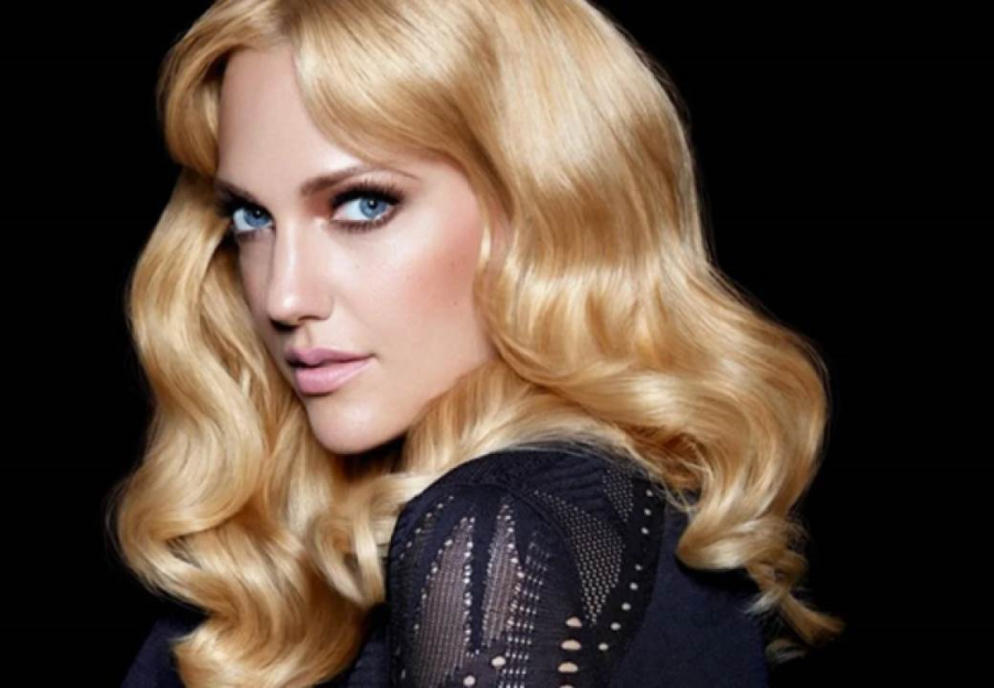 بشعر كيرلي .. مريم أوزرلي بتسريحة شعر جديدة