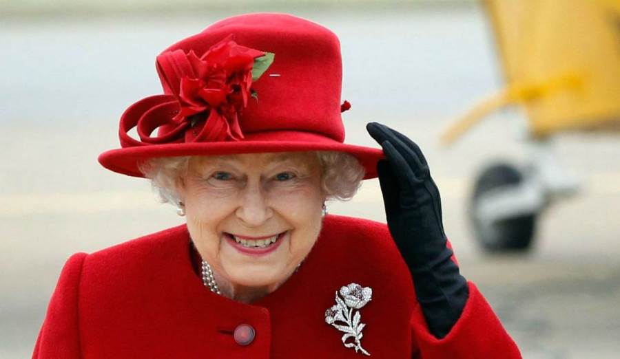 ما السر وراء ارتداء الملكة إليزابيث القفازات دائما؟
