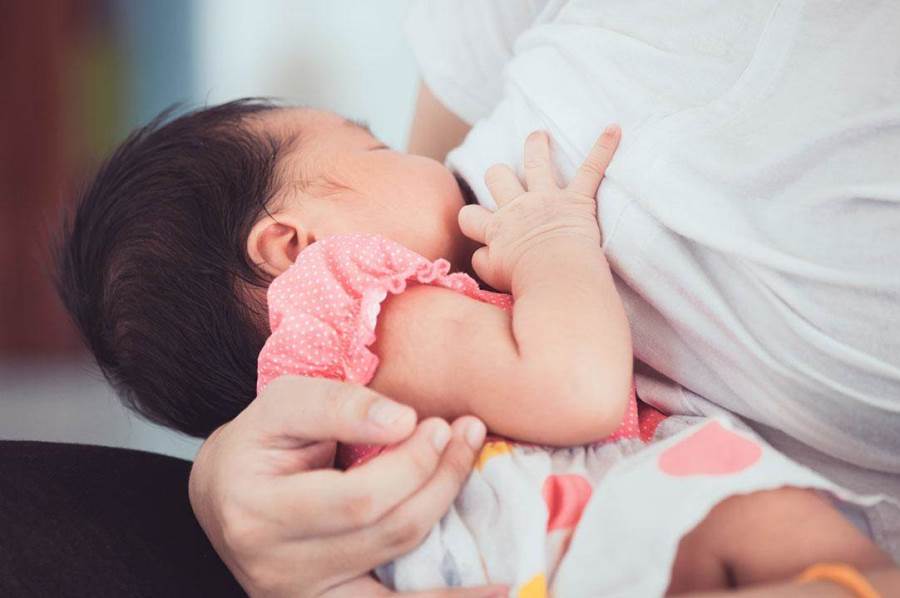 6 أسباب تمنعك من الرضاعة الطبيعية