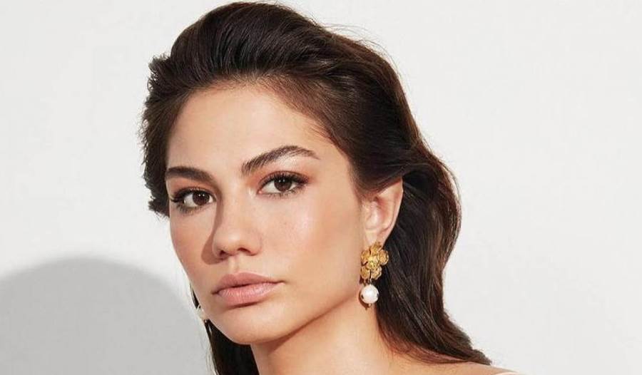  ديميت أوزديمير بدون مكياج وإطلالة عفوية 