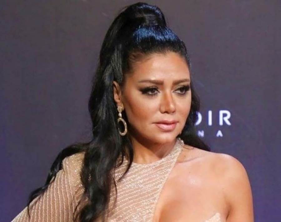 رانيا يوسف تستعرض جمالها بفستان أسود