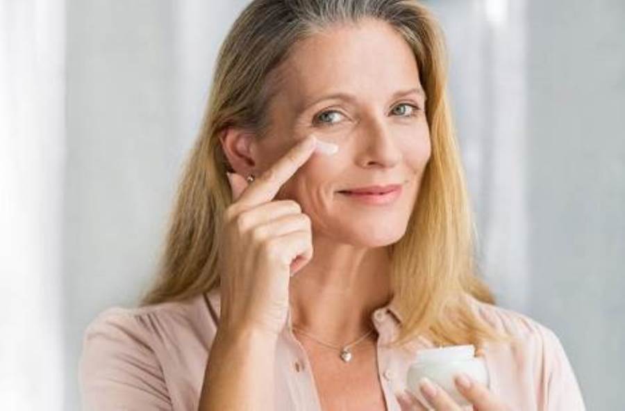 6 حيل مكياج لإطلالة جذابة بعد الأربعين