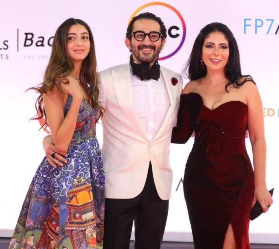 منى زكي تطلب من ابنتها التحدث باللغة العربية في افتتاح القاهرة السينمائي
