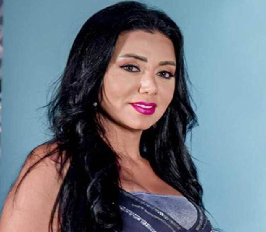 بالفيديو .. رانيا يوسف تثير الجدل بفستان شفاف وجماجم