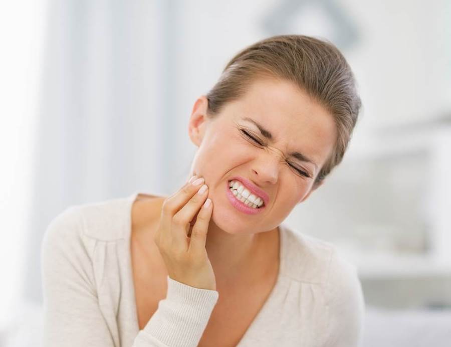 6 حيل طبيعية للتخلص من ألم الأسنان
