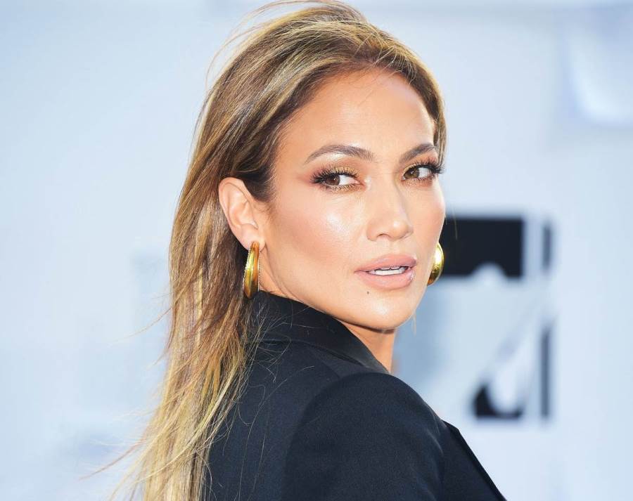 جينيفر لوبيز بدون مكياج .. وتكشف سر شباب بشرتها